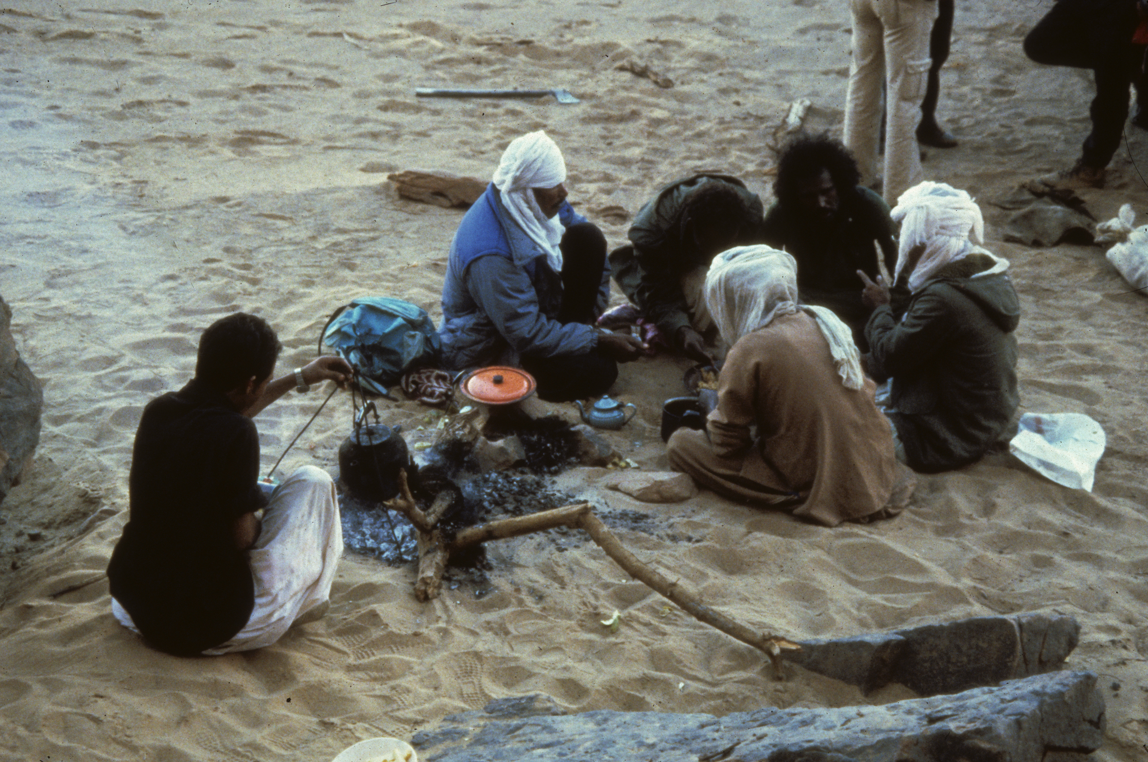 Fig. Camp 20, Oued I-n-Djerane (21.11.87, midi). Dispositif spatial de type repas (Rb).Photo Alain Gallay.