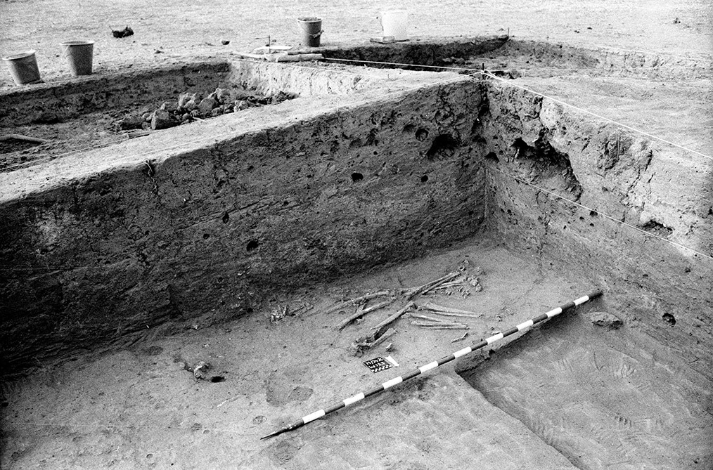 Fig. 1. Santhiou Kohel (Sénégal). Sépulture centrale du tumulus 43. Fouilles 1980-81. Photo A. Gallay.