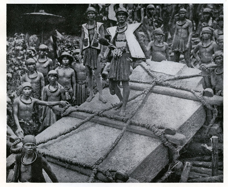 Fig. 7. Transport d’un mégalithe dans l’île de Nias vers 1910. La pierre est la même que celle figurant sur la photo de droite de la fig. 6 (Schöder 1917)