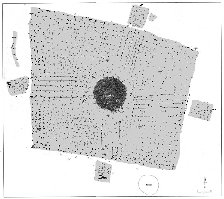  Fig. 8. Zankor. Tumulus à enceinte quadrangulaire ZK 1022A.