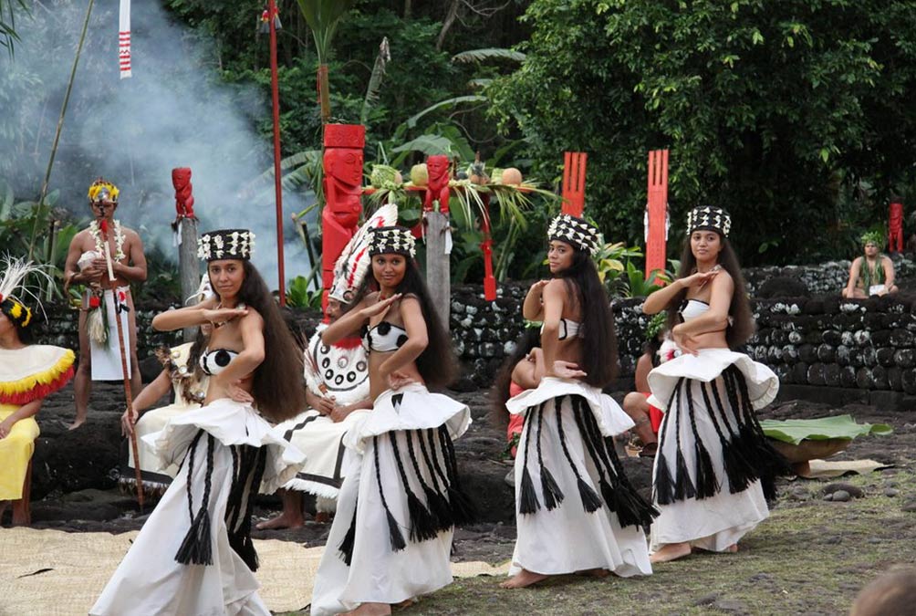  Fig. 13. Danse lors d’une restitution d’une cérémonie traditionnelle pour touristes. L’habit traditionnel est approximativement respecté avec des collerettes de tapa autour de la ceinture. On remarque le caractère stéréotypé des gestes (http://www.jeanpierrebonnefoy.com/spip/spip.php?article50).