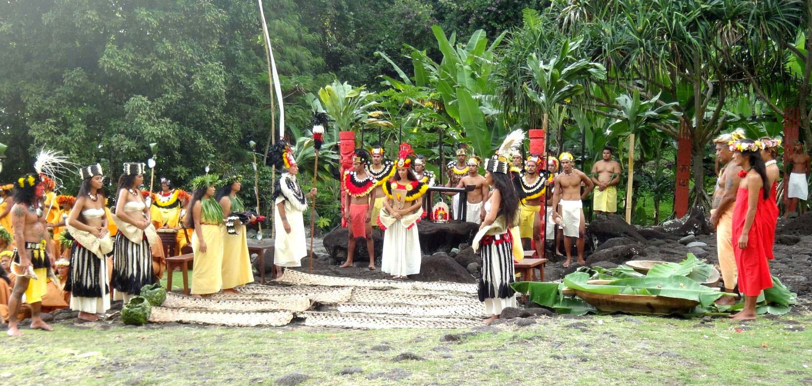 Fig. 17. Reconstitution d’une cérémonie traditionnelle pour touristes. Les deux femmes de gauche portent les habits les plus proches des stéréotypes traditionnels. Des tapa sont disposés sur le sol (photo).