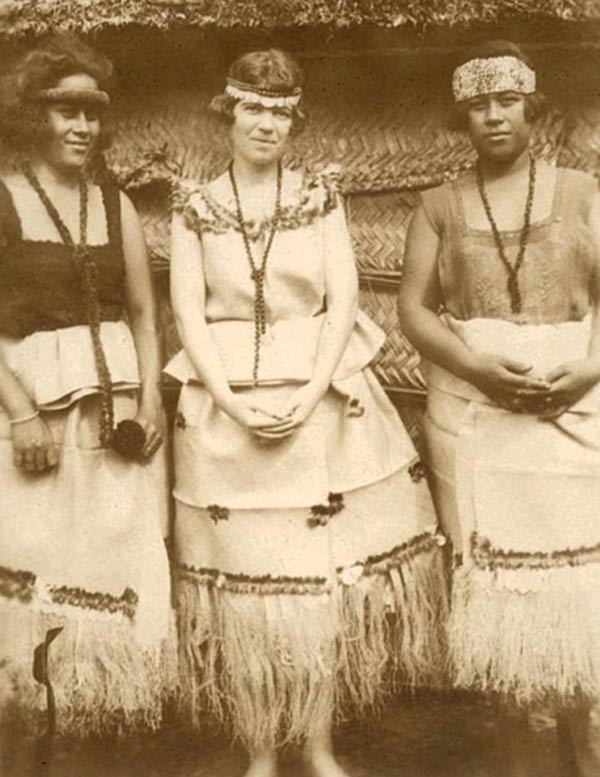 Fig. 6. Margaret Mead à Samoa en compagnie de deux insulaires (http://marivi-hypatia.blogspot.ch/2012/12/).