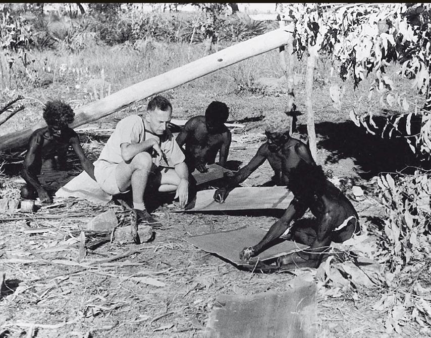  Fig. 9. L’atelier des artistes de Milingimbi : Karel Kupka avec, de g. à d., les maîtres peintres Dhawarangulil, Lipundja, Djäwa et Dawidi en 1960 (de Largy Healy 2010, fig. 8 et Musée du quai Branly).