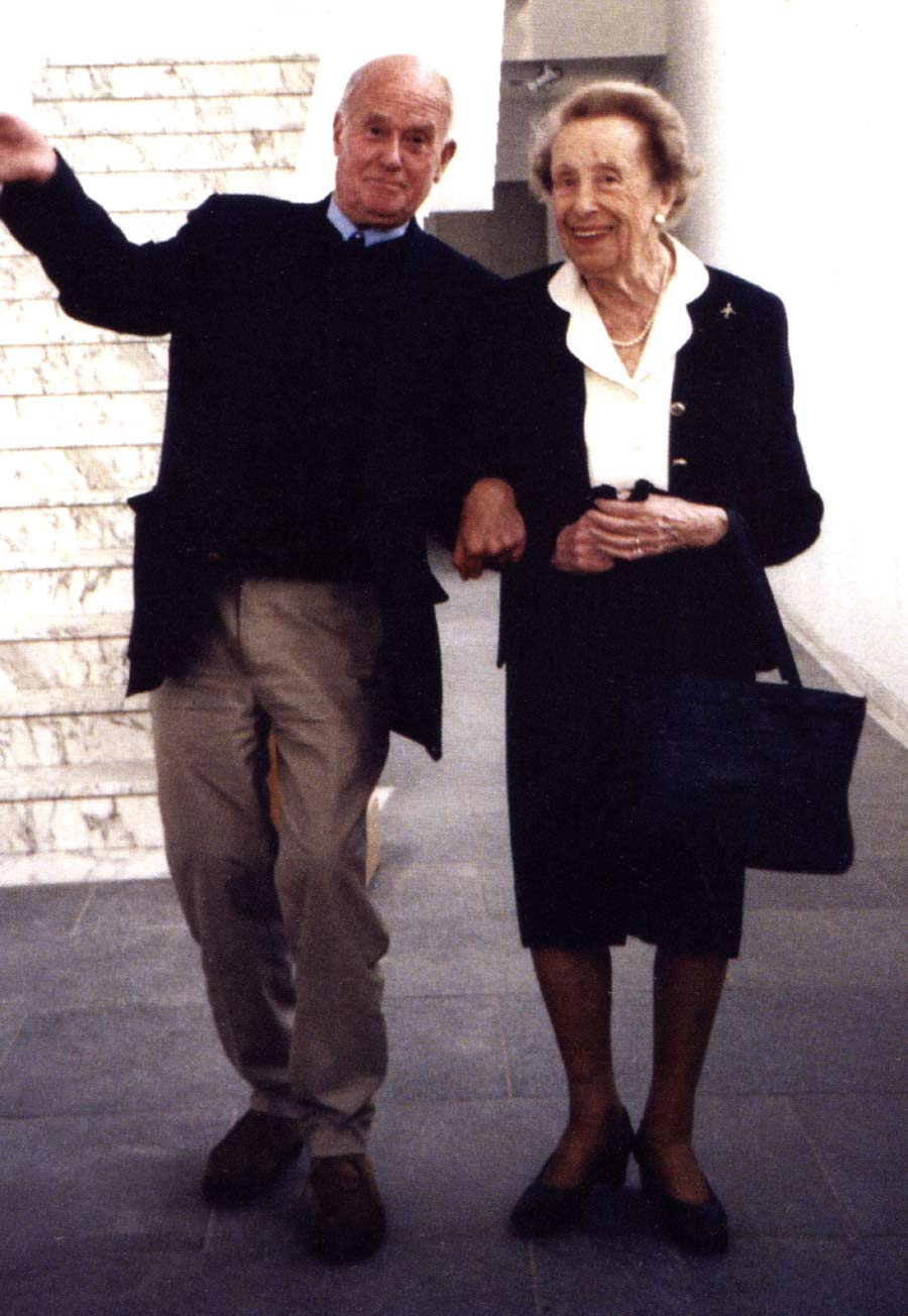 Fig. 6. Jean Rouch et Germaine Dieterlen à la galerie nationale du Jeu de Paume à l’occasion d’une rétrospective Jean Rouch. Pecquet 2018, fig. 28.