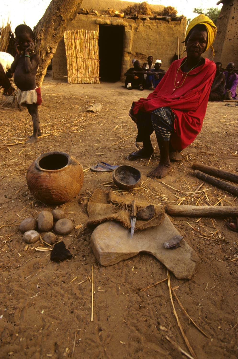 Tradition A. Diennsagou 2000. Concession 11. Potière M. Dara (Dara) et ses instruments. MESAO 343.11. 5248/Po18.