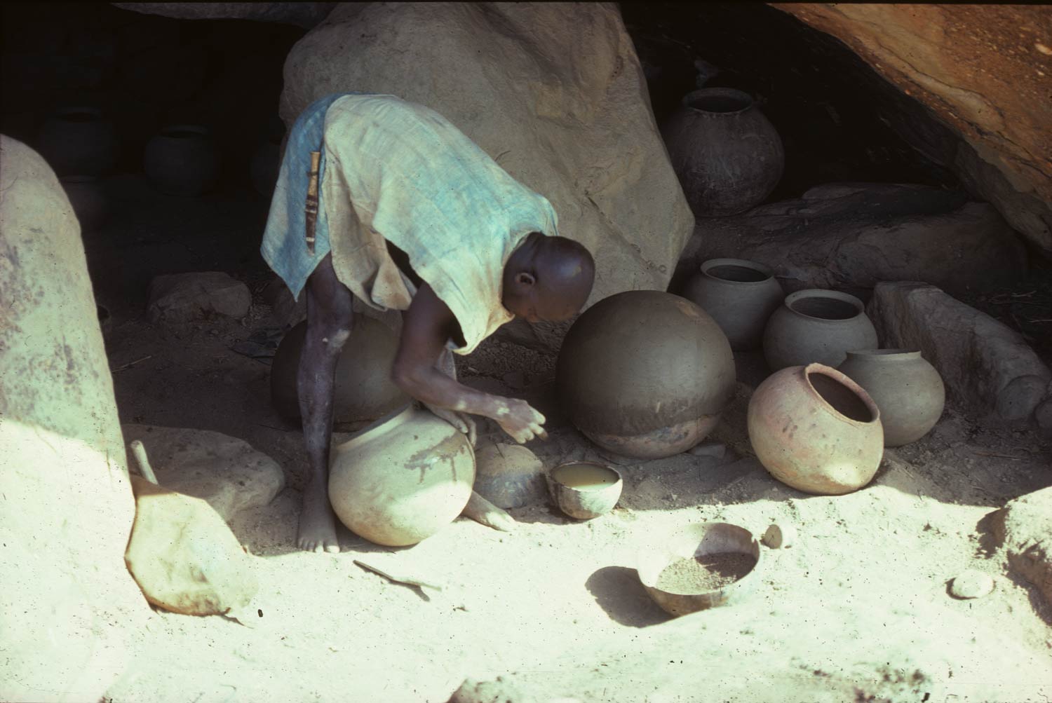 Tradition E. Nemguéné (massif du Sarnyéré). L’atelier des potiers dans un abri sous roche proche du village. Mission 1976, A76.70.