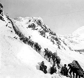  Fig. 10. Ruée vers l’or du Klondike. Prospecteurs passant le Chilkoot pass, mars 1898. https://en.wikipedia.org/wiki/Klondike_Gold_Rush