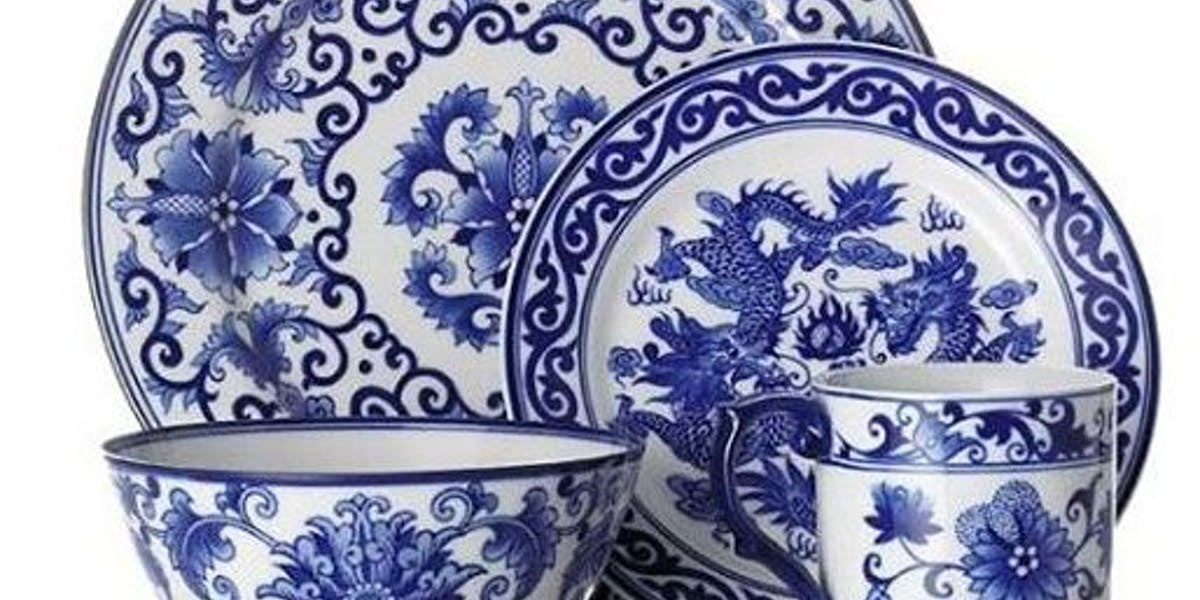 4. Porcelaines chinoises à motifs bleus sur fond blanc. La porcelaine (le terme est le même en chinois pour désigner le grès ou la porcelaine) est une variété de grès faisant appel à du kaolin, du feldspath et du sable. La porcelaine permet d'obtenir des parois très fines et translucides. Le kaolin, quant à lui, est une sorte d'argile, blanche, friable, dont la source la plus connue est la colline de Gao-ling, au nord de Jingdezhen ; il est composé d'alumine (40 %), de silice (46 %) et d'eau (14 %). 