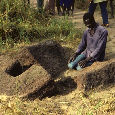 Keur Serigne Amadou : Yoro Fall et la réinterprétation d'une pierre-lyre comme mosquée 