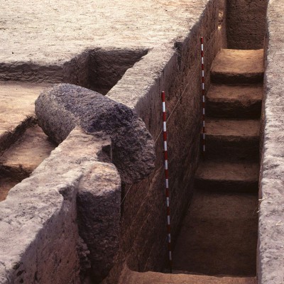 Santhiou Kohel : tumulus 43, zone de la pierre frontale 