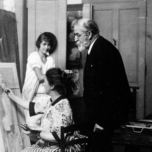 En second plan, Evelyne Baron aux Beaux Arts en 1925 « dans le bureau » (L’homme, non identifié, n’est ni Philippe Hainard, ni James Vibert).