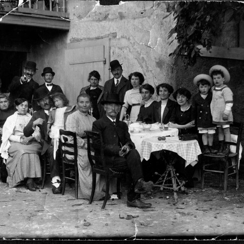 La famille Gallay dans la maison du patriarche de Songy